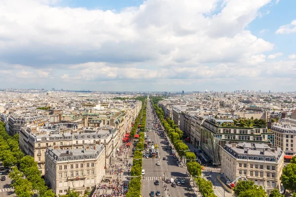 Champs Elysees caddesi görünümünden Arc de Triomphe, Paris, Fransa
