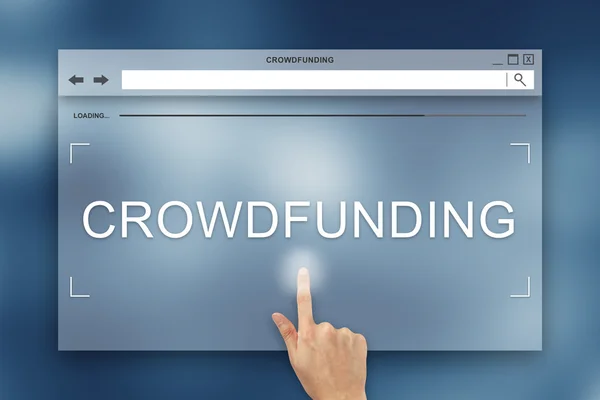Pressione a mão no botão crowdfunding no site — Fotografia de Stock