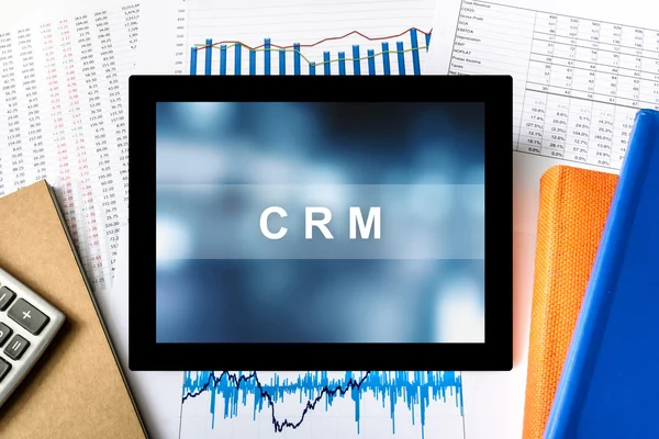 CRM или управление взаимоотношениями с клиентами слово на планшете — стоковое фото