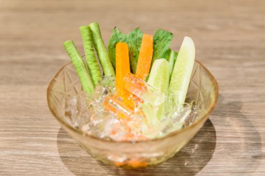 buz ile taze sebzeler