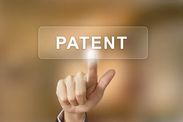 Negócio mão clicando botão de patente no fundo borrado — Fotografia de Stock
