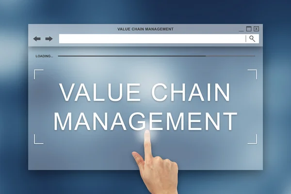 Ręka naciśnij przycisk zarządzania łańcuchem wartości na stronie internetowej — Zdjęcie stockowe