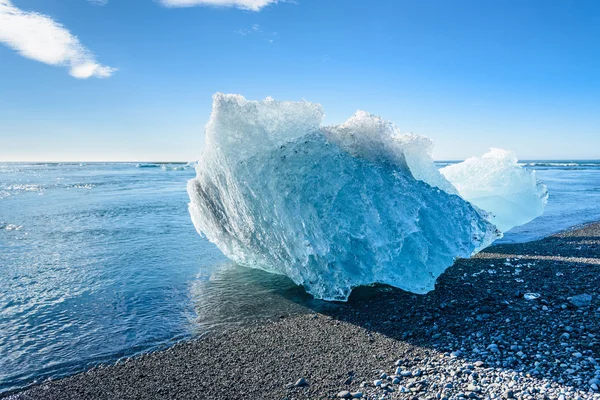 Iceberg blu nel lago ghiacciaio di Jokulsarlon, Islanda del Sud — Foto Stock