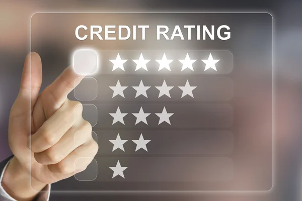 Business hand spingendo rating del credito sullo schermo virtuale — Foto Stock