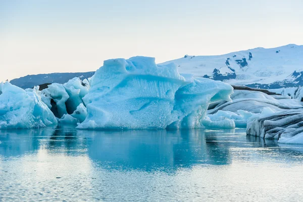 Schilderachtig uitzicht van ijsbergen in glacier lagoon, IJsland — Stockfoto