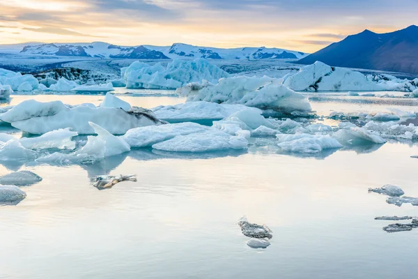 Vista panorámica de los icebergs en Laguna Glaciar, Islandia — Foto de Stock