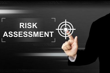 dokunmatik ekranda risk değerlendirmesi düğmeye basmak iş el