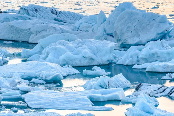 Προβολή των παγόβουνων σε παγετώνα λιμνοθάλασσα, Ισλανδία — Φωτογραφία Αρχείου