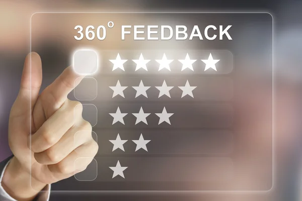 Mão de negócios empurrando 360 graus de feedback na tela virtual — Fotografia de Stock