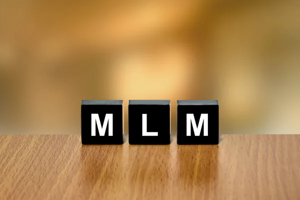 MLM или многоуровневый маркетинг на черном блоке — стоковое фото