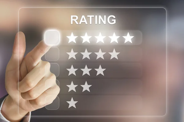 Zakelijke hand duwen rating op virtuele scherm — Stockfoto