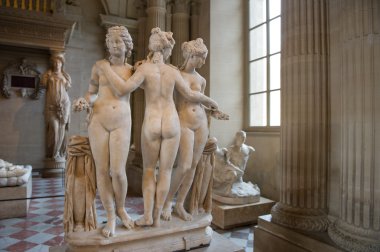 Louvre Müzesindeki genç kızların heykelleri.