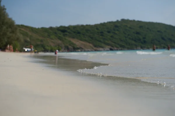beyaz kum plaj dalgalar tarafından gömülmüş