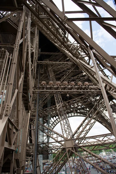 Architecture and geometry of the Eiffel Tower — Stock Photo, Image