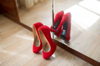 Topuklu kırmızı düğün ayakkabıları
