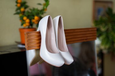 Gelinler için beyaz düğün ayakkabıları