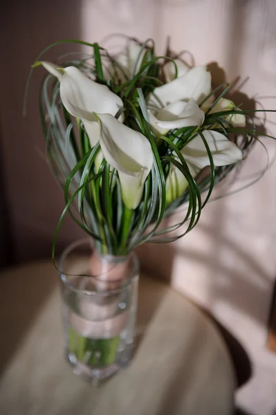 Svatební Kytice Květiny Irises Stojící Sklenici — Stock fotografie
