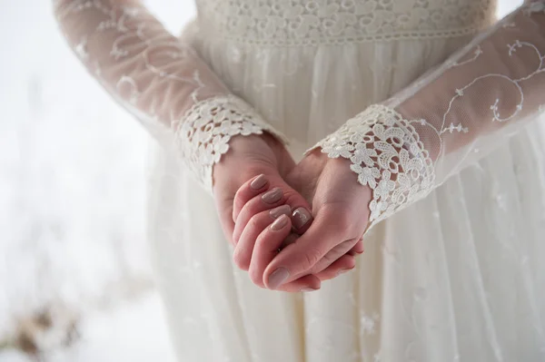 Noiva em um vestido de noiva bonita menina mãos aproximadamente — Fotografia de Stock