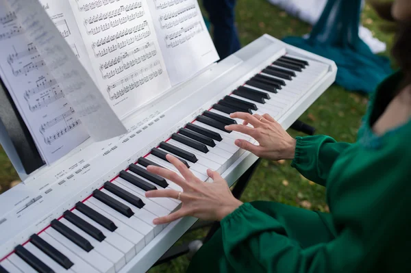 Kız müzisyen synthesizer çalış