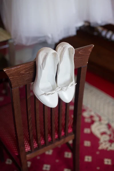 Topuklu beyaz düğün ayakkabıları