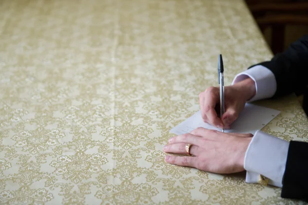 bir adam bir mektup yazar