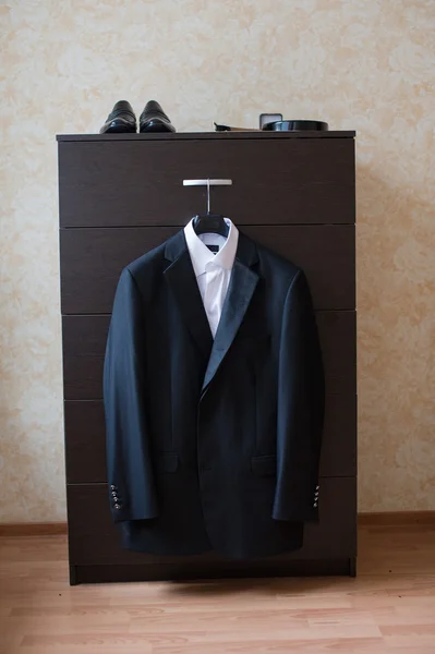 Siyah düğün ceketi.