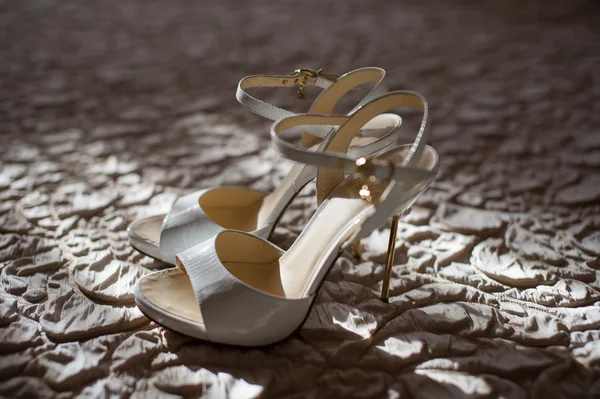 Gelinler için beyaz düğün ayakkabıları