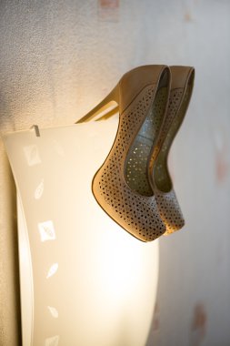 Gelinler için beyaz düğün ayakkabıları