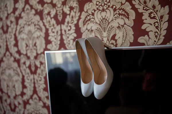 Gelinler için beyaz düğün ayakkabıları