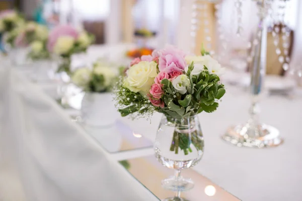 Belo cenário de mesa para o seu casamento — Fotografia de Stock