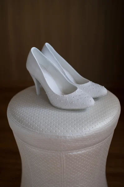 新娘穿的白色婚纱鞋 — 图库照片