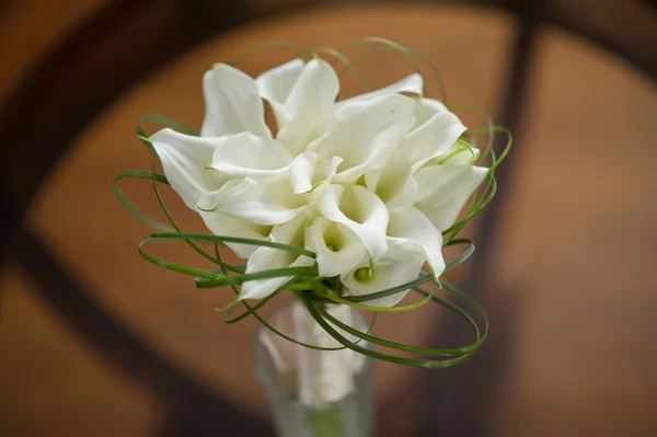 Bardakta mor düğün buketi