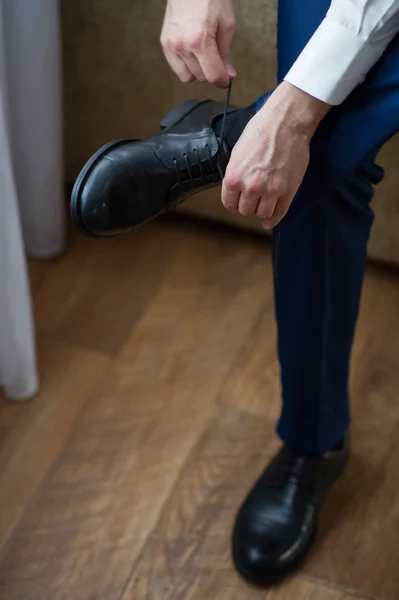男人穿黑色的鞋子 — 图库照片
