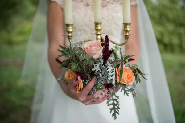 Gelinlik buketi takan kız.