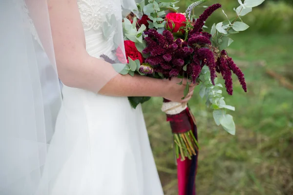 Gelinlik buketi takan kız.