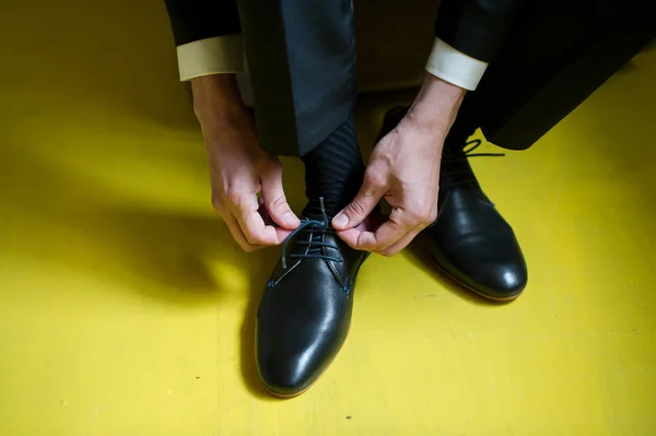 Beyaz erkek elbise siyah ayakkabı