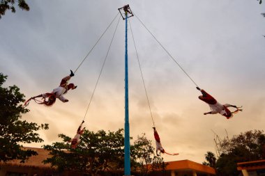Veracruz, Meksika 'daki Papantla' dan uçuyor.