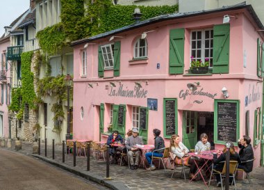 Paris, Fransa - 21 Nisan 2014: Montmaatre, Paris 'te La Maison Rose cafe ve restoranı, masalarda servis edilen insanlar.