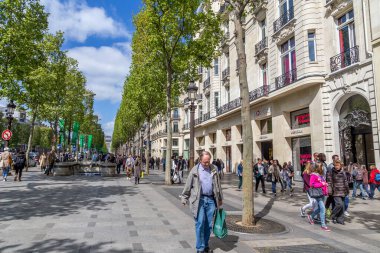 Paris, Fransa - 14 Nisan 2014: Champs Lyses Caddesi kaldırımlarında yürüyen insanlar