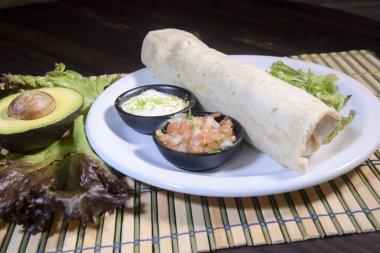 Siyah arka planda sığır etli ve sebzeli dürüm. Biftek dürüm, Meksika yemeği. Pankart