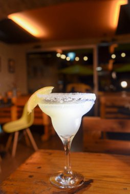 Buzlu Margarita, limon dilimiyle karıştırılmış saf arka planda yakın plan.