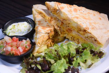 Siyah arka planda sığır etli ve sebzeli dürüm. Biftek dürüm, Meksika yemeği. Pankart