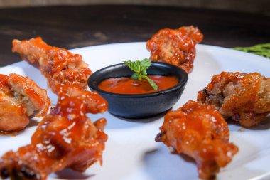 Et tabağı masada. Akşam yemeği için sıcak yemek. Restoranda hazır. Ev yapımı yemek. Doğu mutfağı. Baharatlı yemek. Et menüsü.