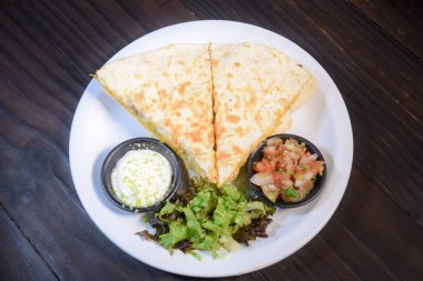 Siyah arka planda sığır etli ve sebzeli dürüm. Biftek dürüm, Meksika yemeği. Pankart