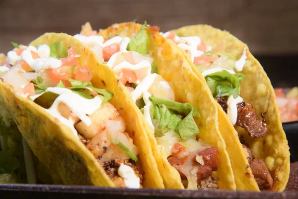 Tacos Comida Mexicana Rellenos Carne Ensaladas Guacamole Pimientos Con Pasta — Foto de Stock