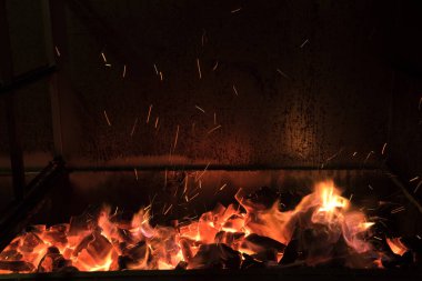 Dekorasyon ve siyah arka plan için gerçekçi bir yangın efekti. Parçacık, ışıltı, alev ve ışık kavramı