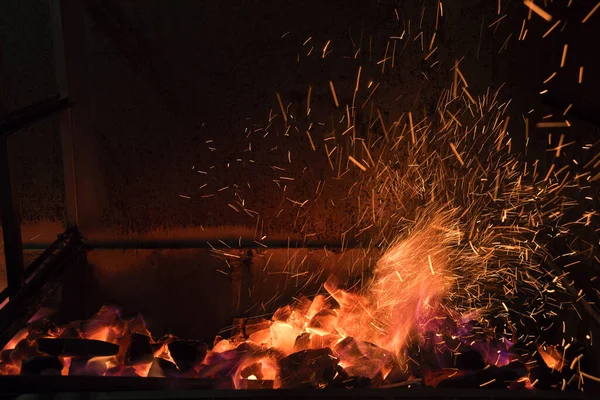 Dekorasyon ve siyah arka plan için gerçekçi bir yangın efekti. Parçacık, ışıltı, alev ve ışık kavramı