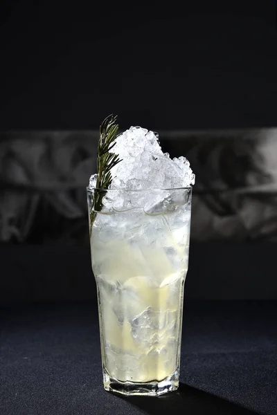Освежающий Алкогольный Напиток Ягодами Водкой Льдом Джином Лимонная Кожура Подается — стоковое фото