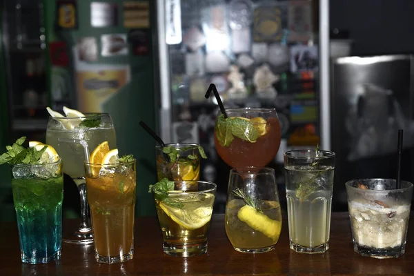 Refrescante Bebida Alcohólica Con Bayas Vodka Helado Ginebra Cáscara Limón —  Fotos de Stock