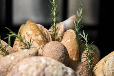 Mutfak masasındaki sepette sebzeli kompozisyon.